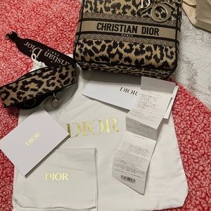 This is the classic medium Lady Dior. It doesn't have a single defect.